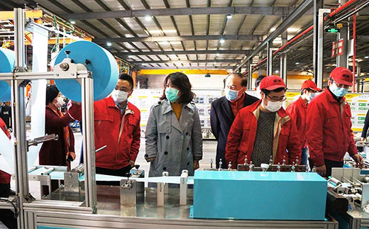 青浦区委副书记杨小菁等向导一行考察欧博abg官网全自动口罩生产流水线装备