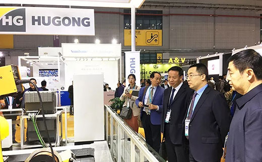 河南省鹤壁市市长莅临欧博abg官网意大利CEA展位